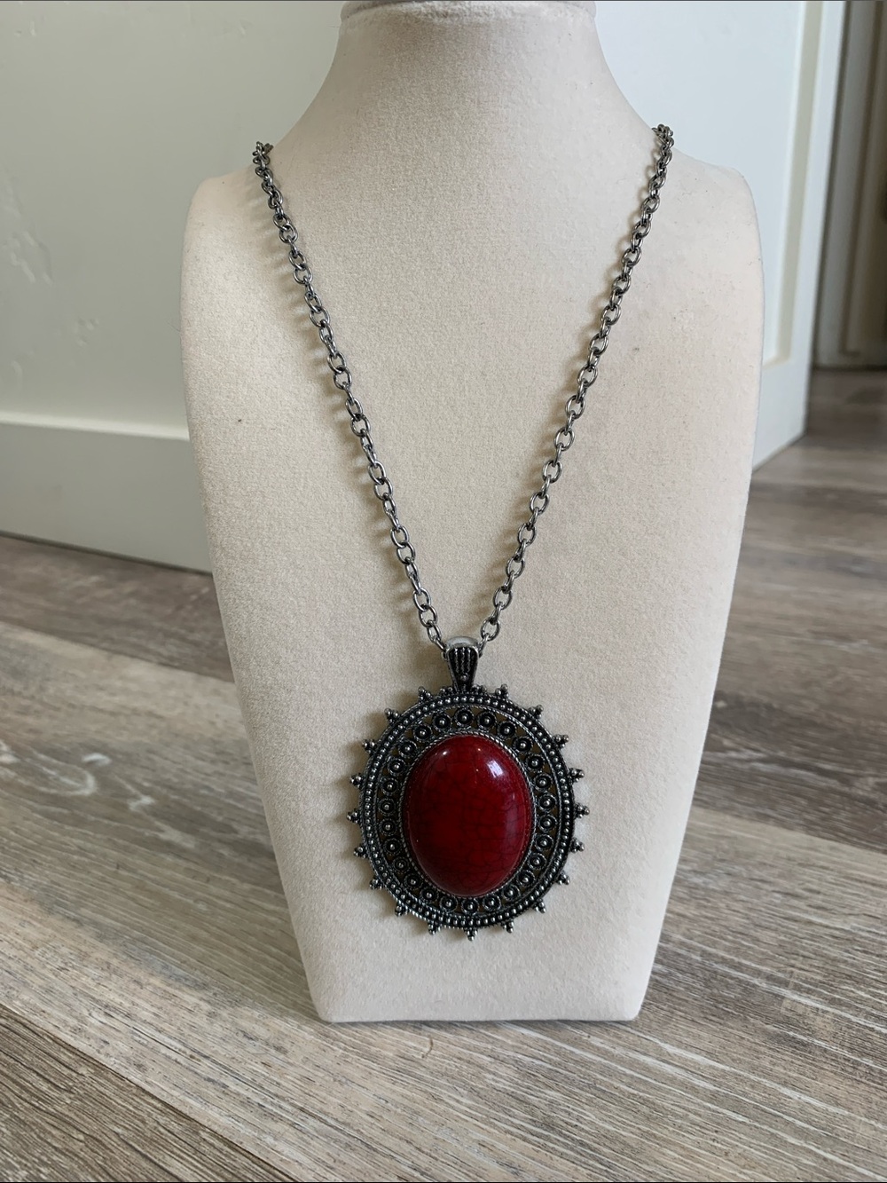 Vintage-Inspired Red Oval Pendant Necklace